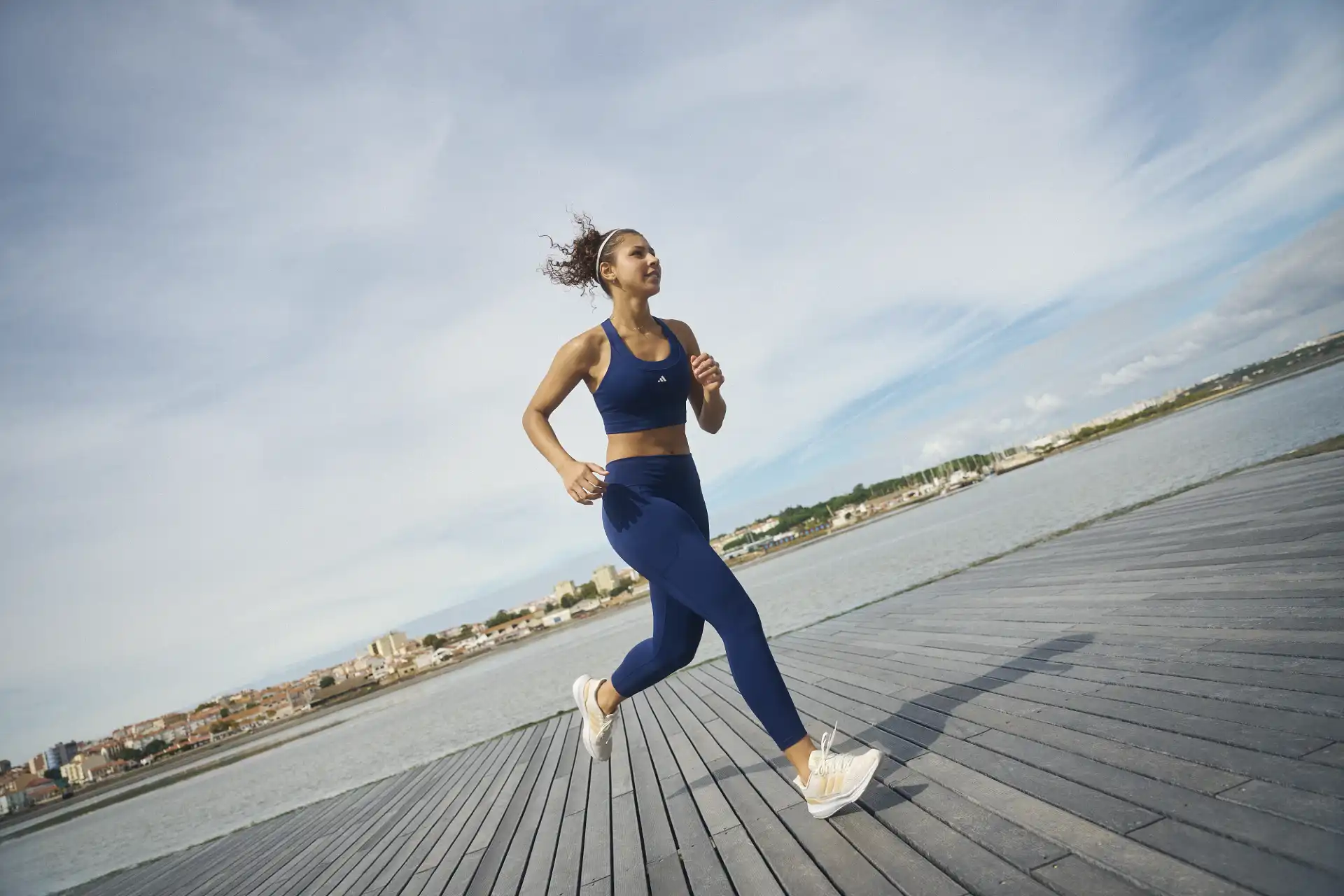 +H24042-SS24_CCM_TRAINING_ALL_GYM_FEMALE_HERO_00_Q2_02-1190617